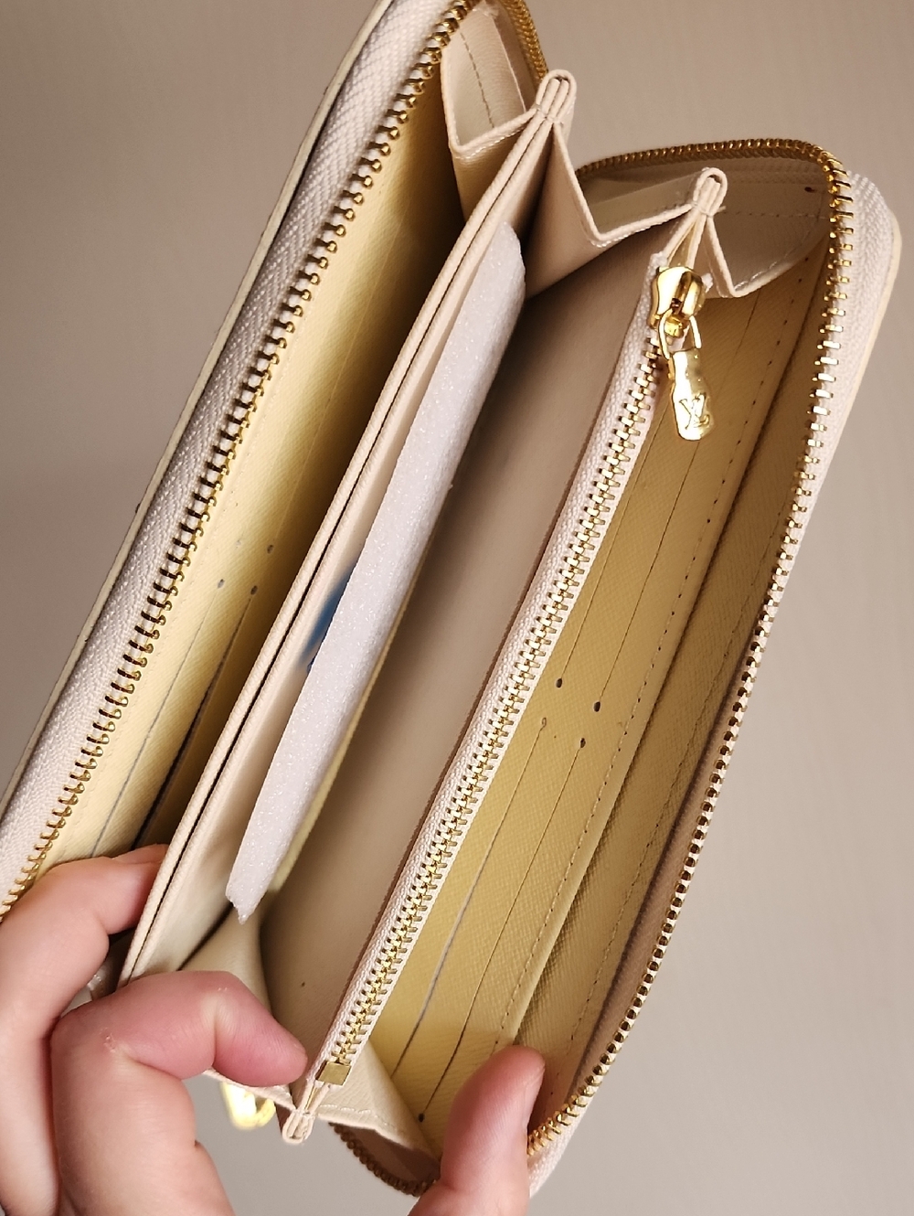 NWOT! "Louis Vuitton" Zippy Wallet ๐ - Picture 9 of 16